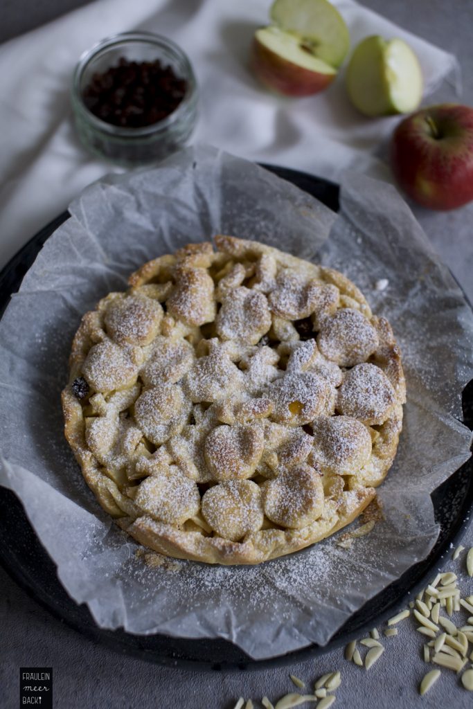 Apfelkuchen mit Rosinen und Mandeln - Fräulein Meer backt