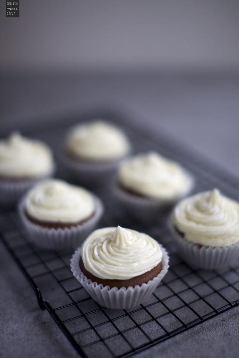 Schoko Cupcakes mit Frischkäse-Frosting - Fräulein Meer backt