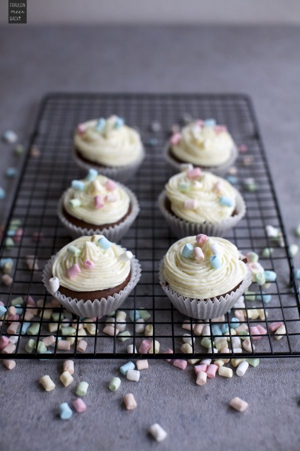 Schoko Cupcakes mit Frischkäse-Frosting - Fräulein Meer backt