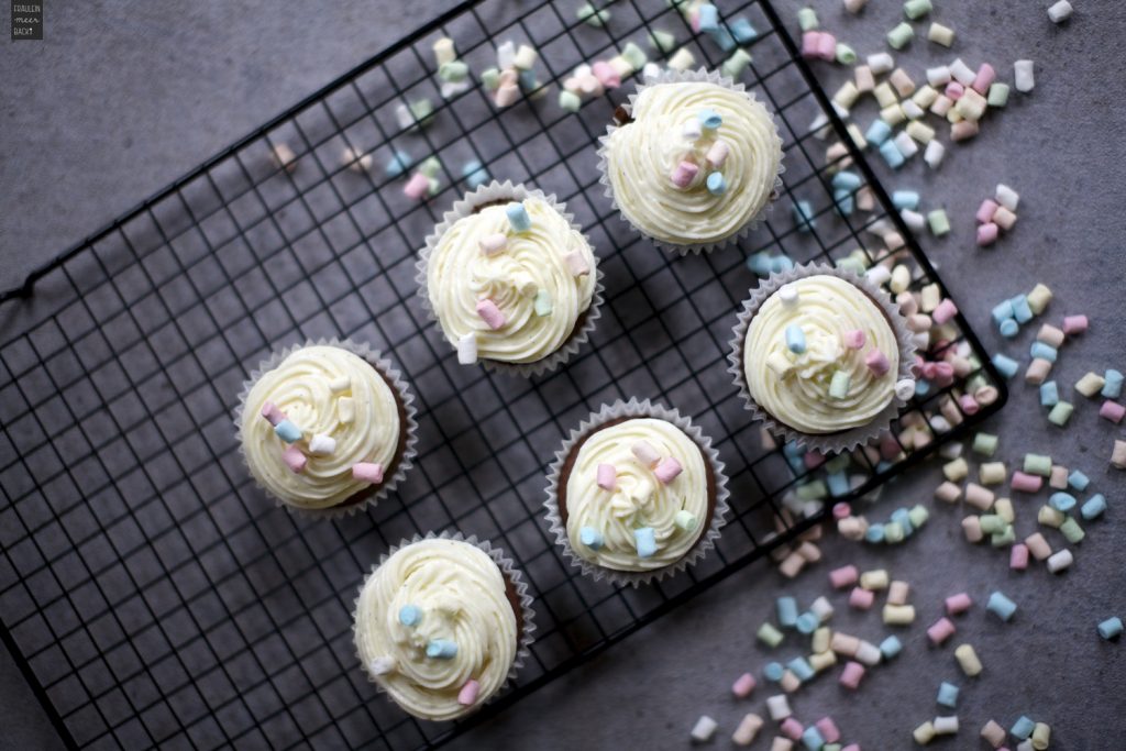 Schoko Cupcakes mit Frischkäse-Frosting - Fräulein Meer backt