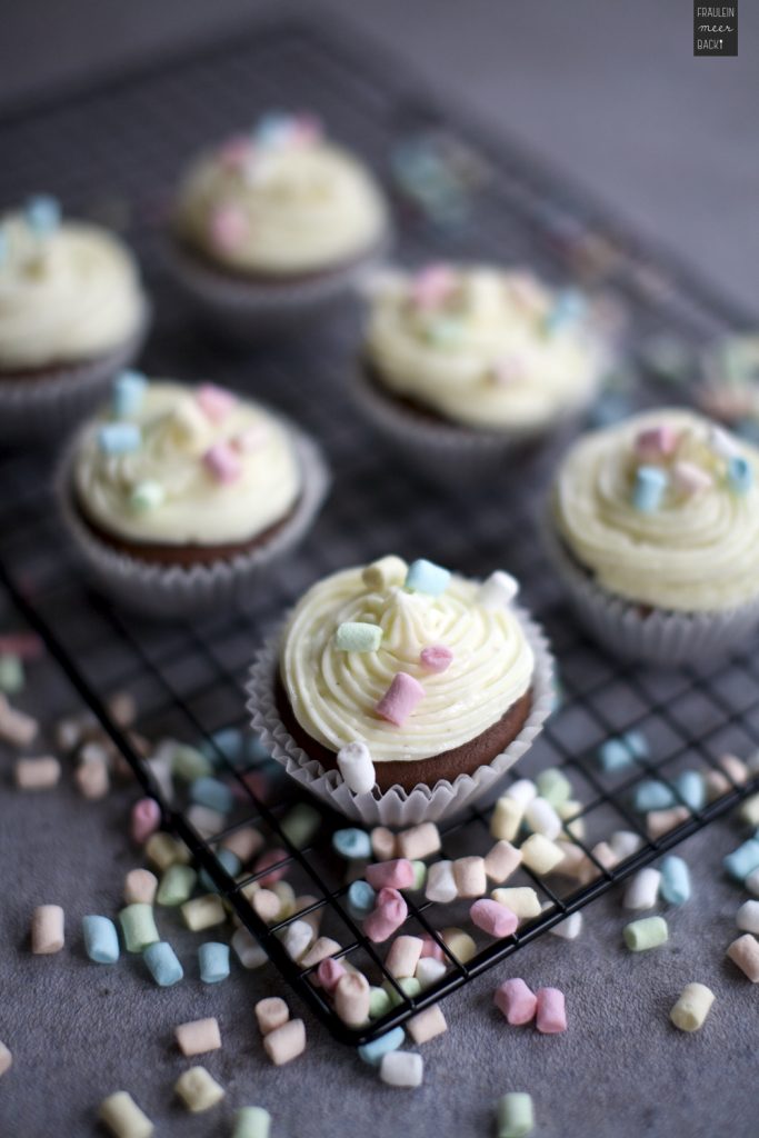 Schoko Cupcakes mit Frischkäse-Frosting - Fräulein Meer backt