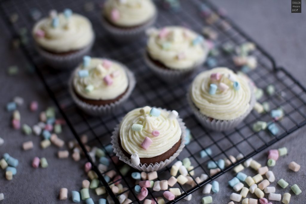 Schoko Cupcakes mit Frischkäse-Frosting - Fräulein Meer backt