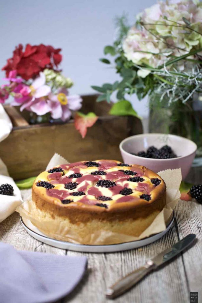 Käsekuchen mit Brombeeren - Fräulein Meer backt