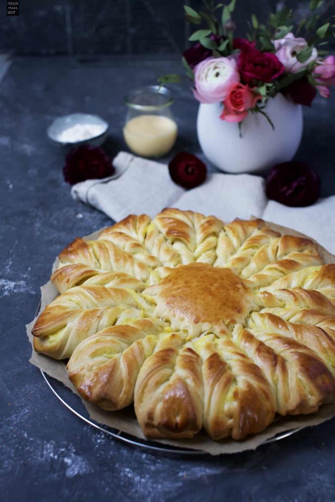 Hefeblume mit Vanillepudding-Eierlikör-Füllung - Fräulein Meer backt