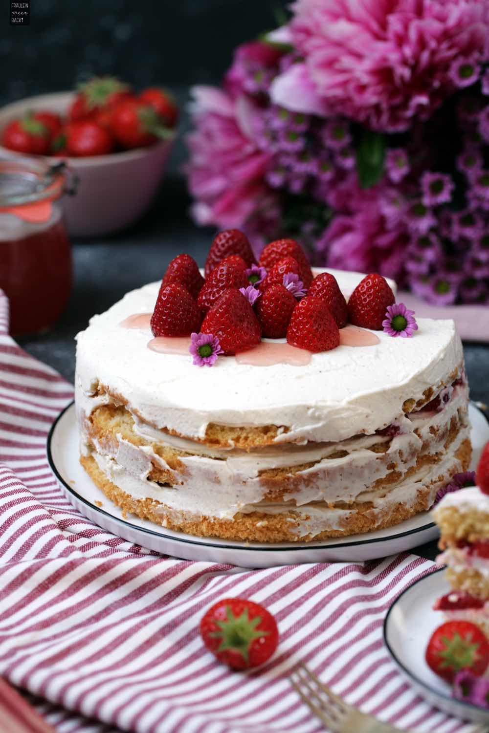 Semi Naked Cake Mit Erdbeeren Sommer Auf Dem Kuchenteller Fr Ulein Meer Backt