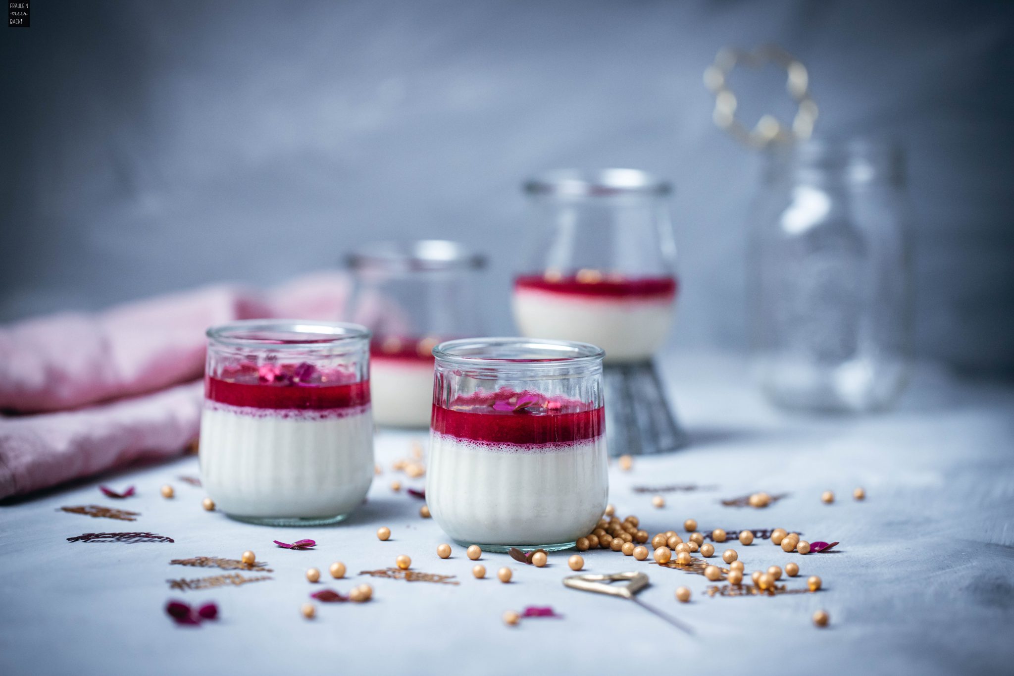 Panna Cotta mit Himbeersoße - Fräulein Meer backt