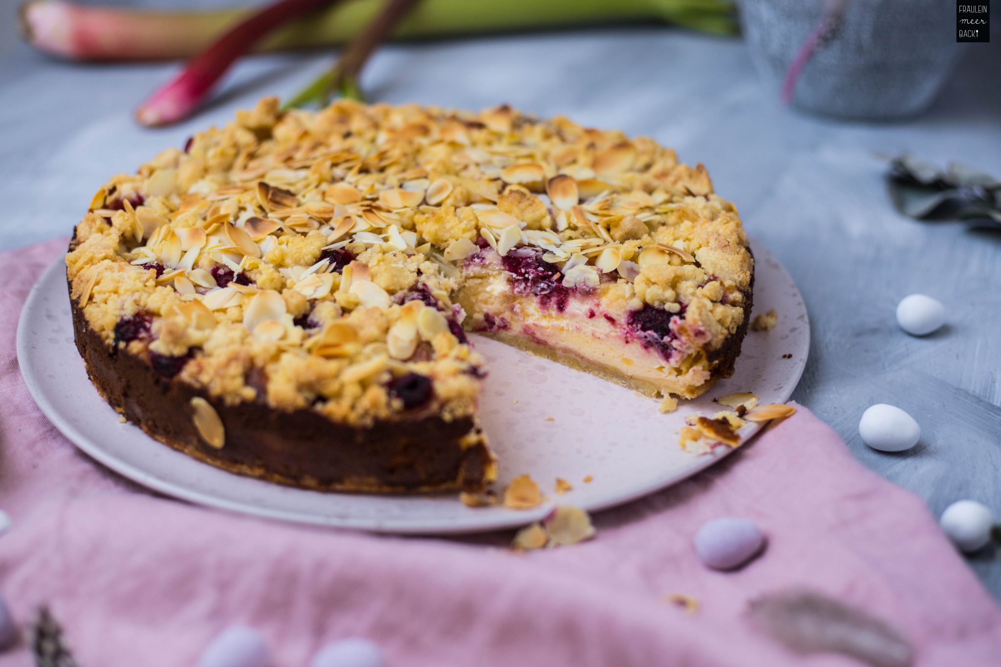 Himbeer-Rhabarber-Streuselkuchen - Fräulein Meer backt